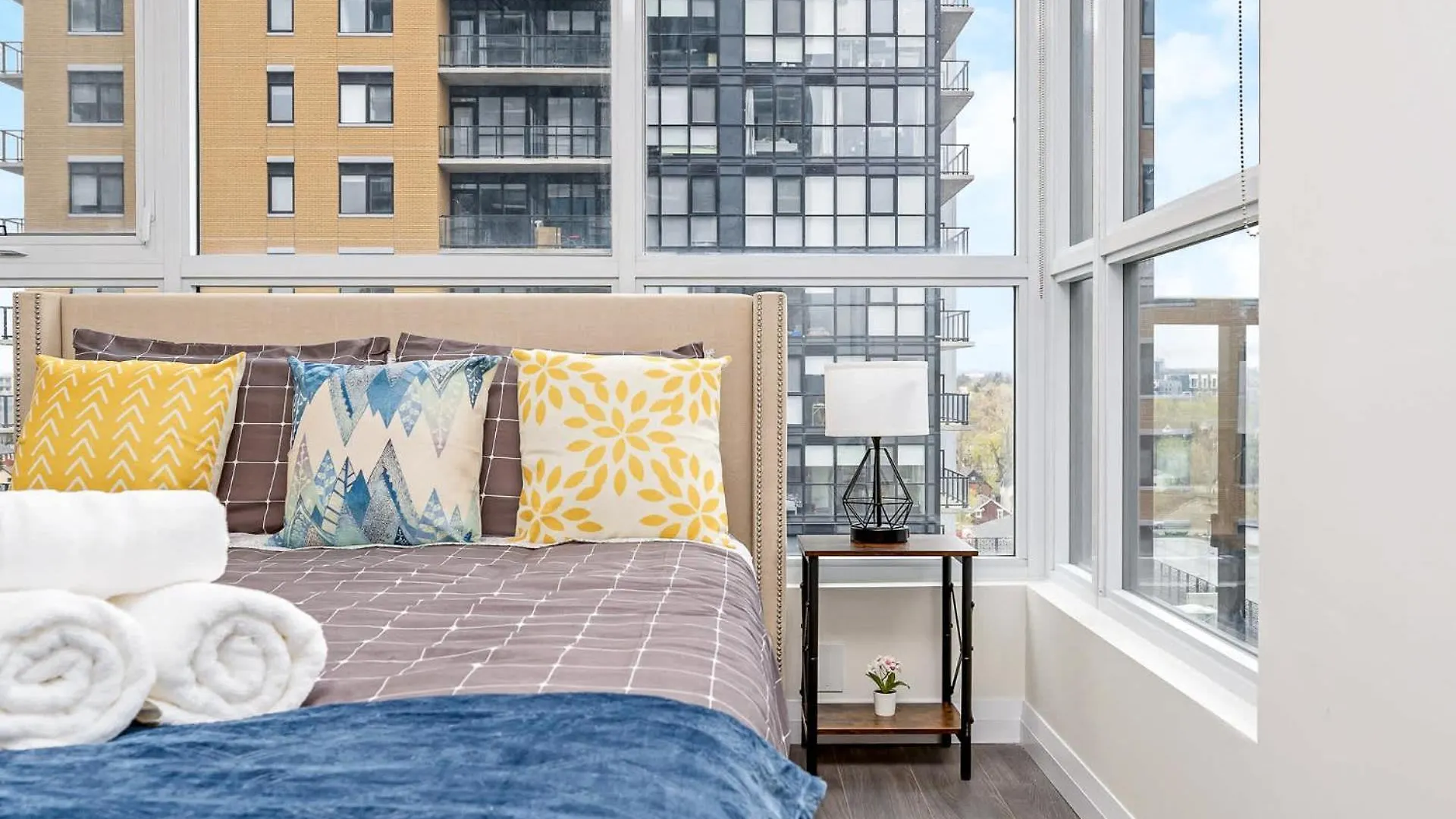 Dt High Rise Condo W Private Patio And View Kitchener 0*,