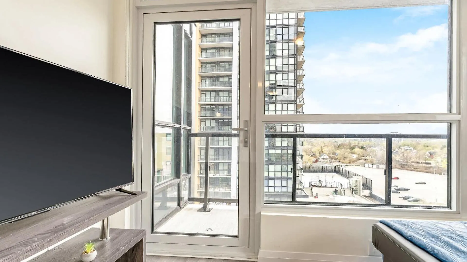 Dt High Rise Condo W Private Patio And View Kitchener Canada