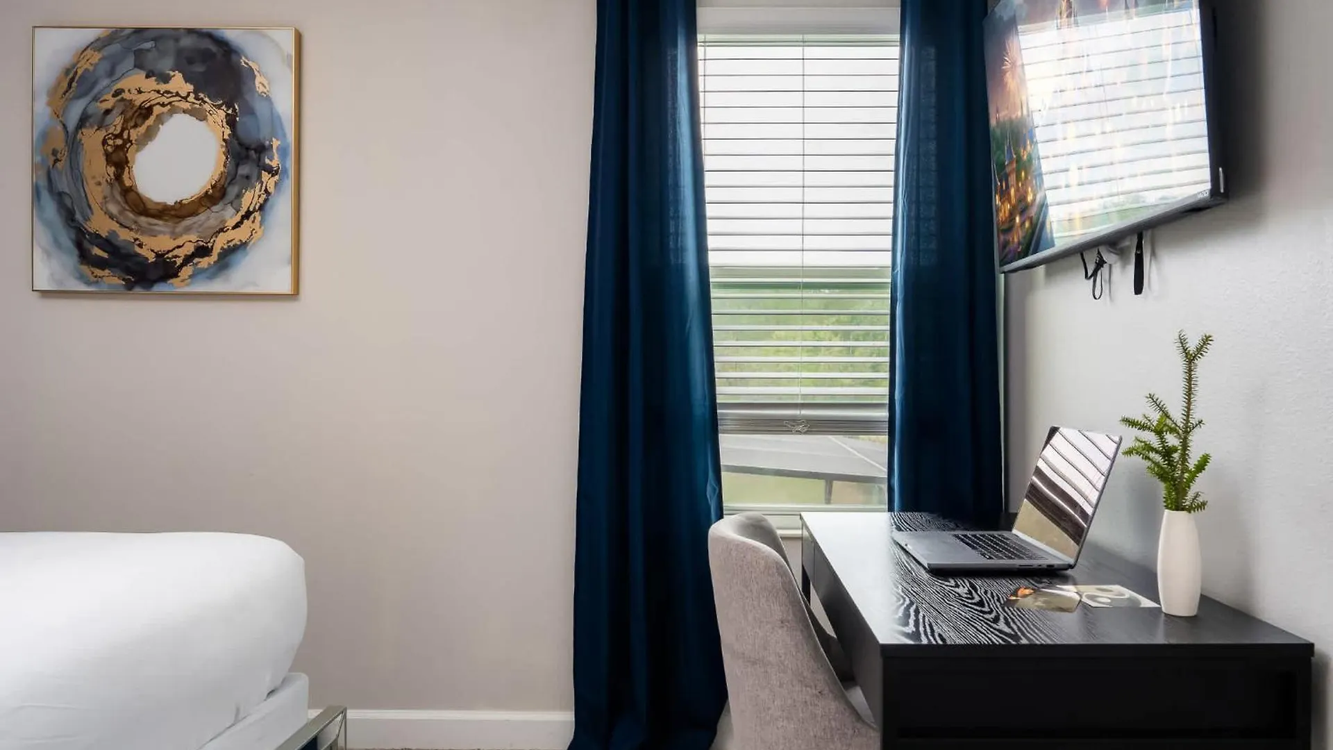 Dt High Rise Condo W Private Patio And View Kitchener 0*,