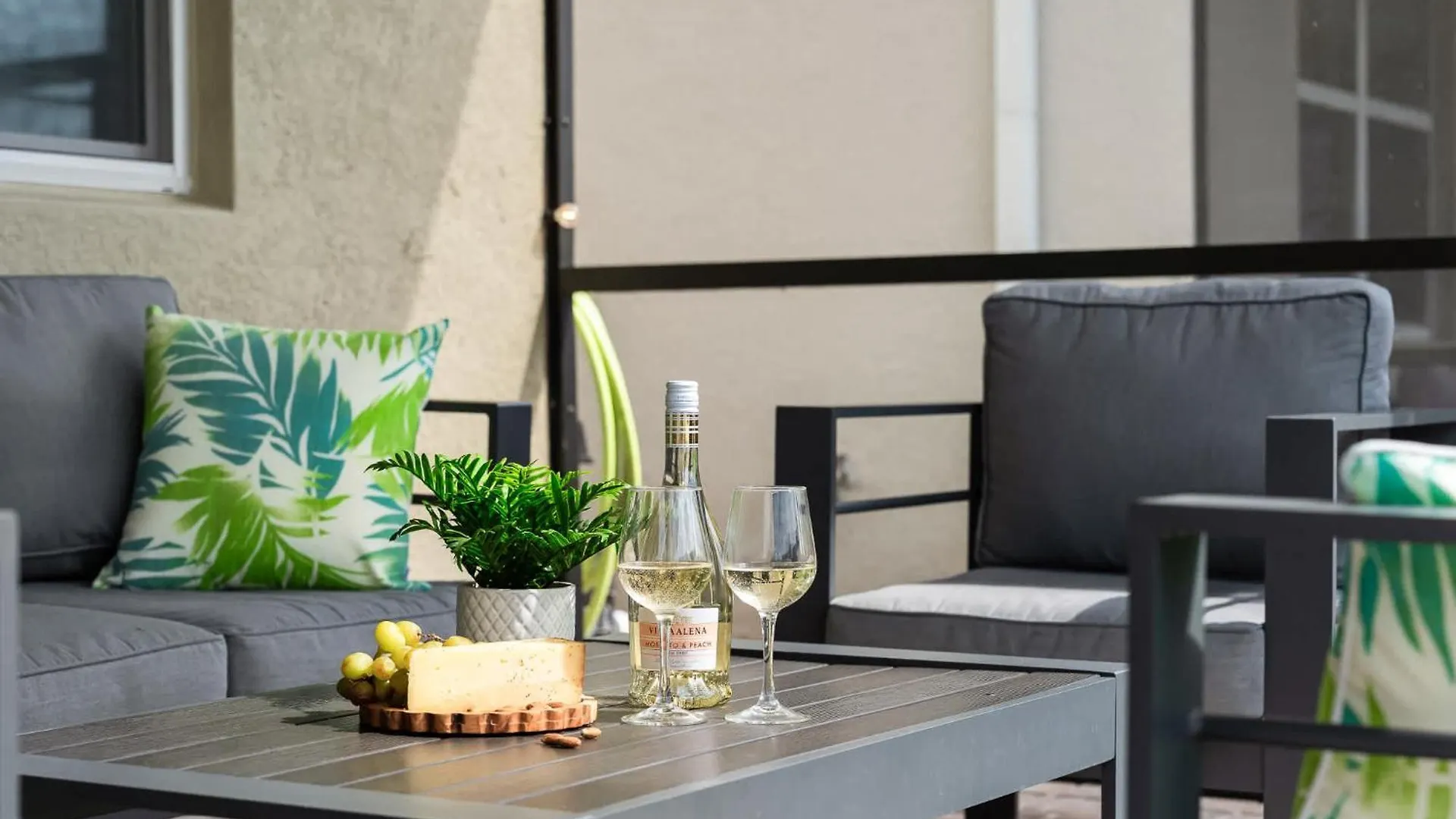 Dt High Rise Condo W Private Patio And View Kitchener 0*,